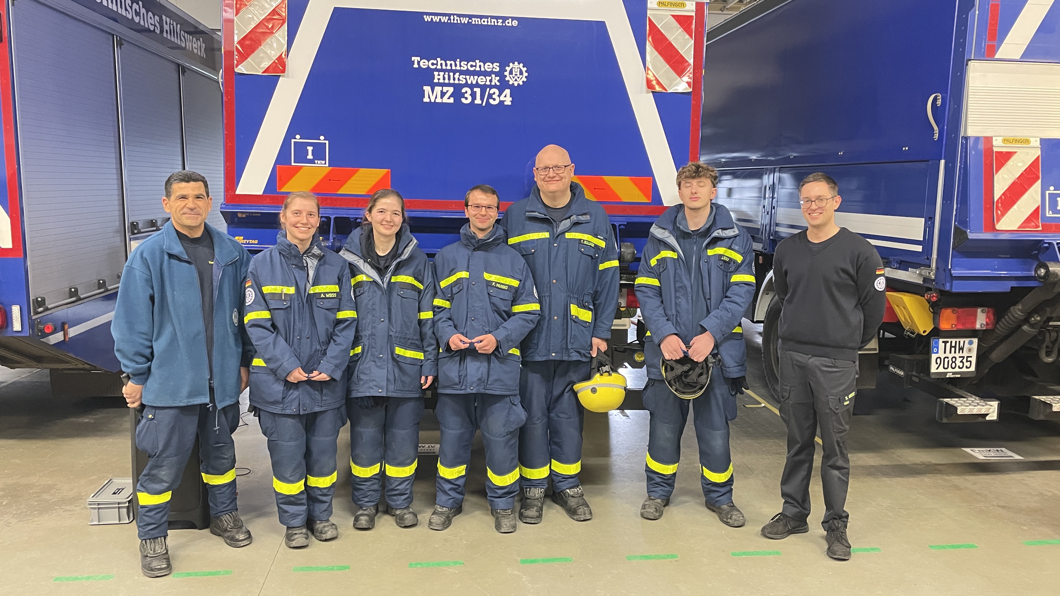 Fünf neue Einsatzkräfte, Ortsbeauftrater für Mainz, S. Götz (re) und Ausbildungsbeauftragter C. Cascino (li)